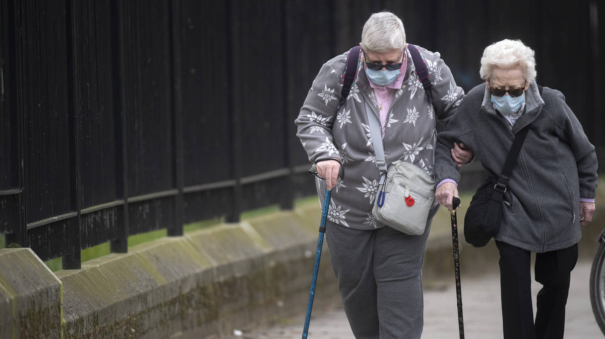 UK coronavirus death toll passes 10,000-mark as 737 more people die | LBC