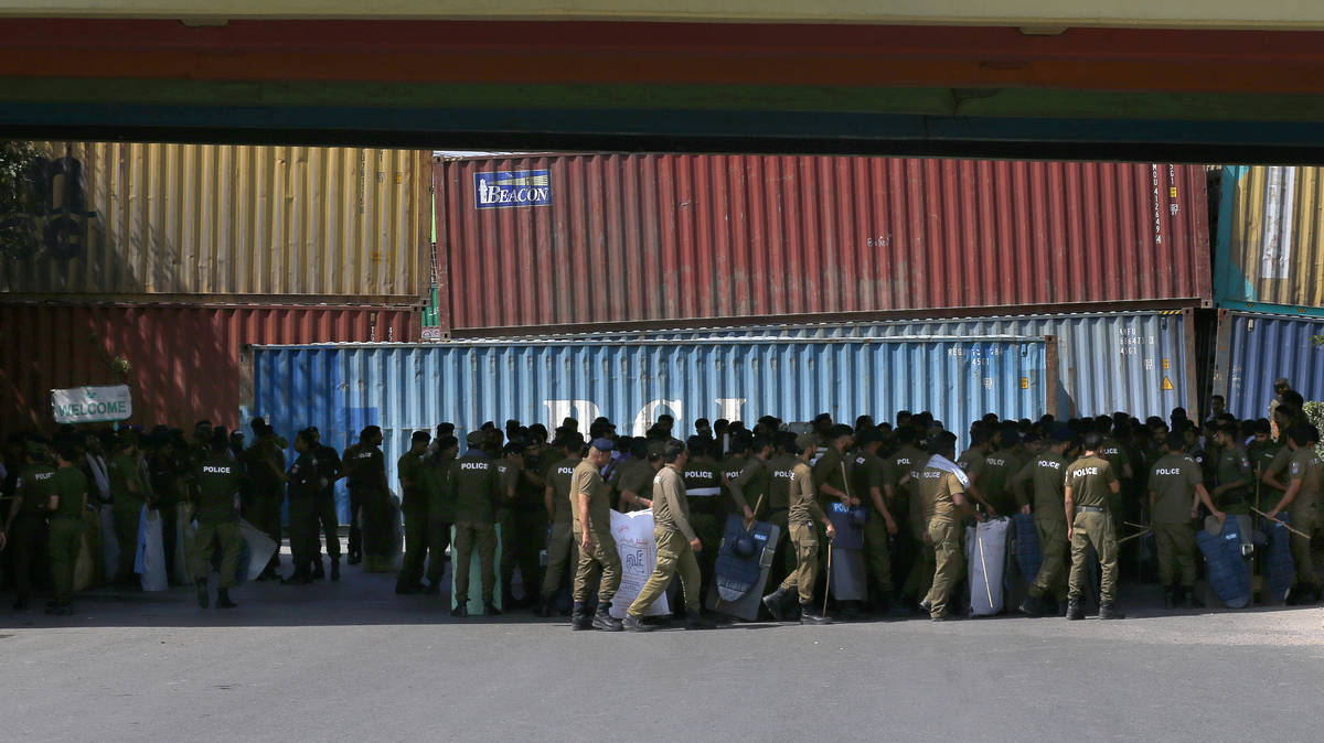 Roadblocks set up in Pakistani capital to thwart Imran Khan rally | LBC