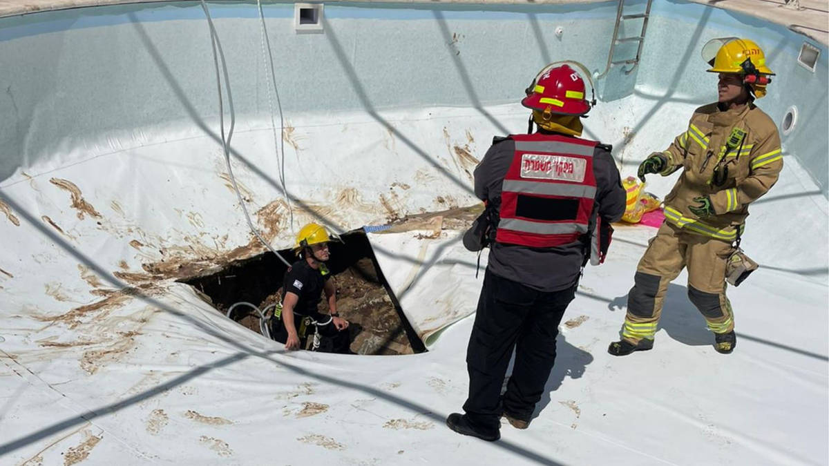 Man dies after being swallowed by swimming pool sinkhole in front of ...