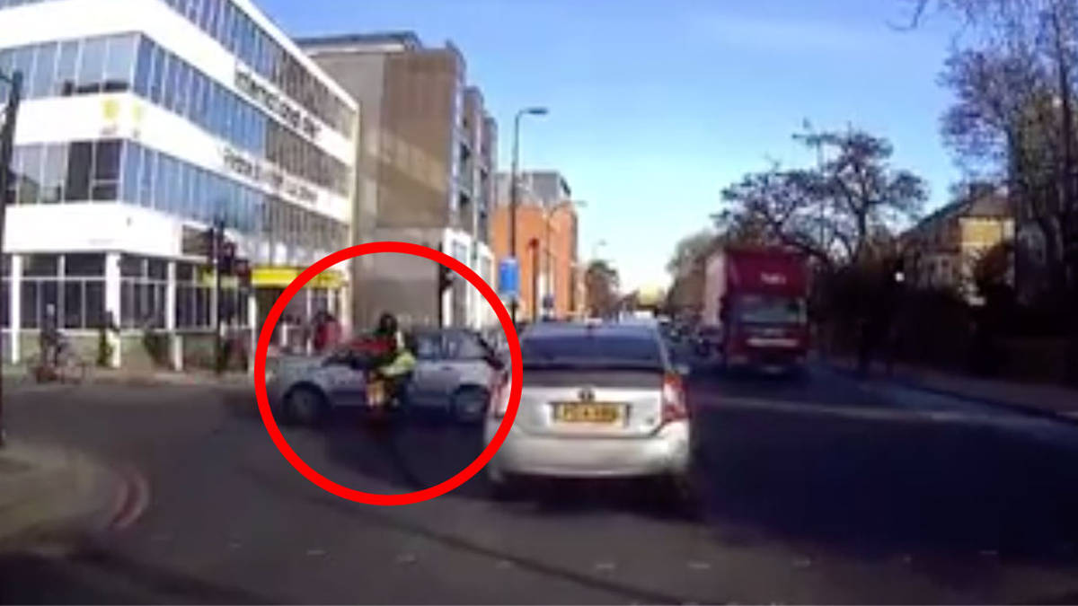 Learner Biker Crashes Into Turning Car At Traffic Lights - But Who’s To ...