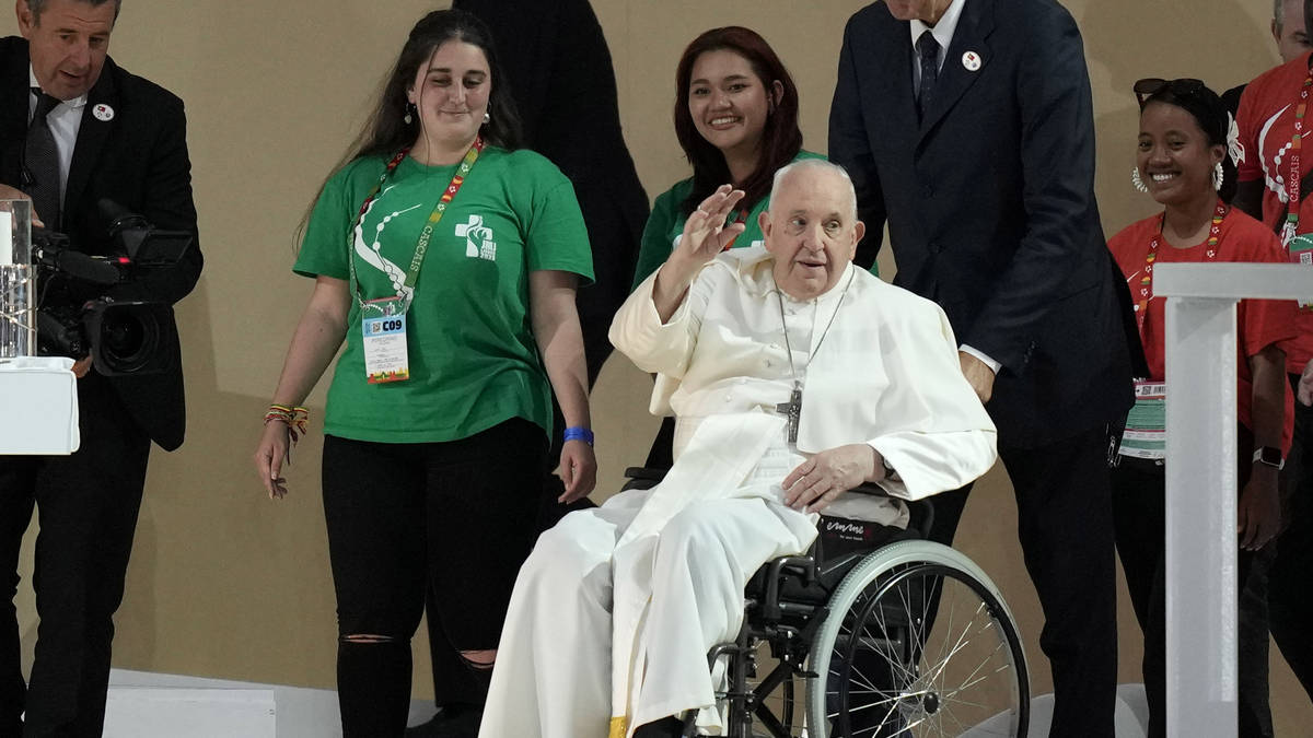 Pilgrims brave scorching heat for Pope’s vigil in Lisbon