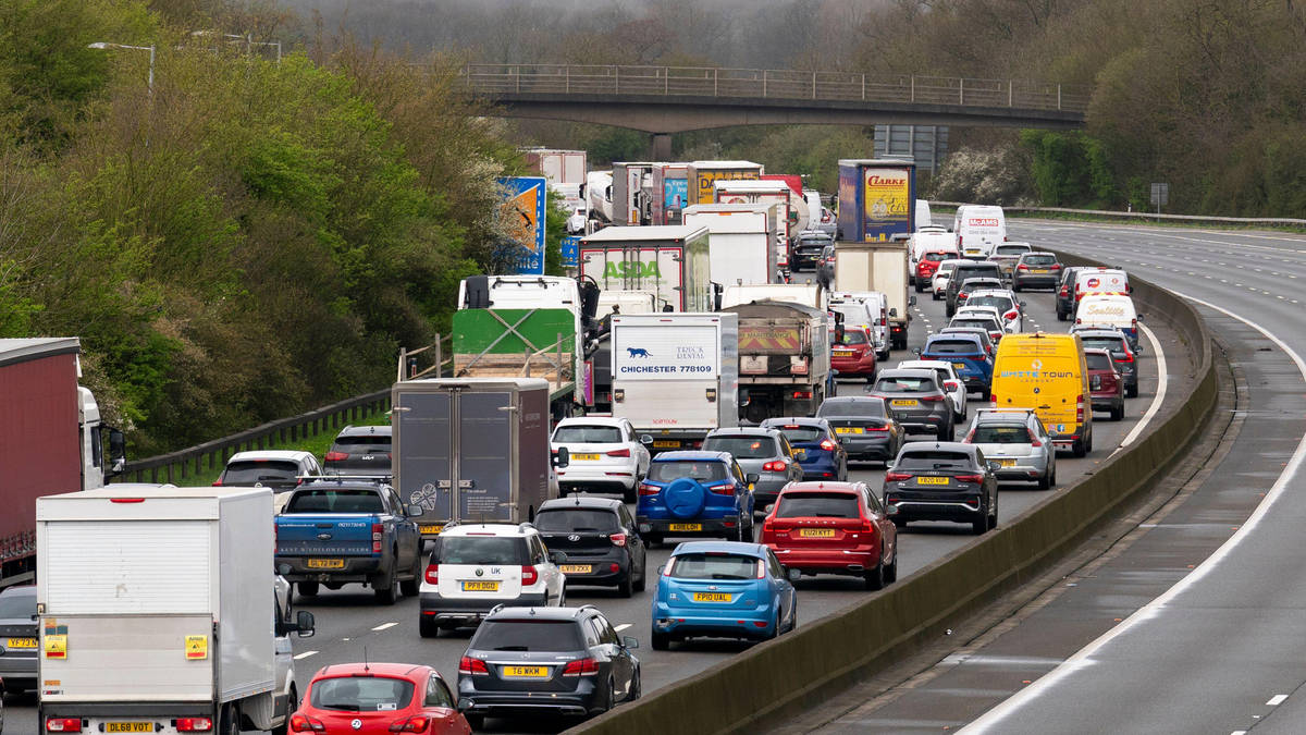 Drivers caught in huge M25 delays with section of motorway shut for ...