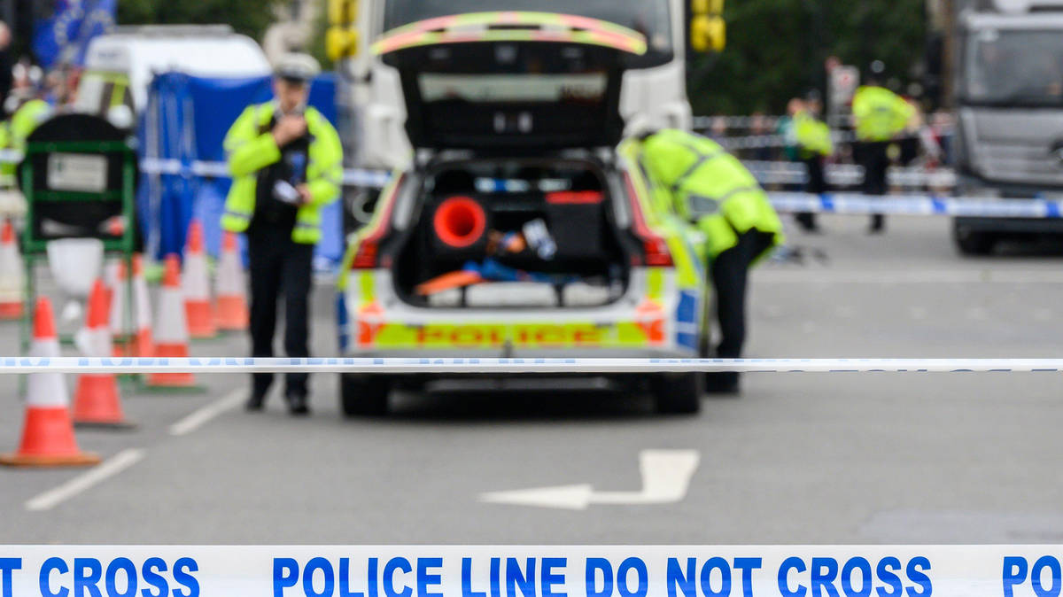 Murder probe launched after man, 30, stabbed to death in broad daylight ...