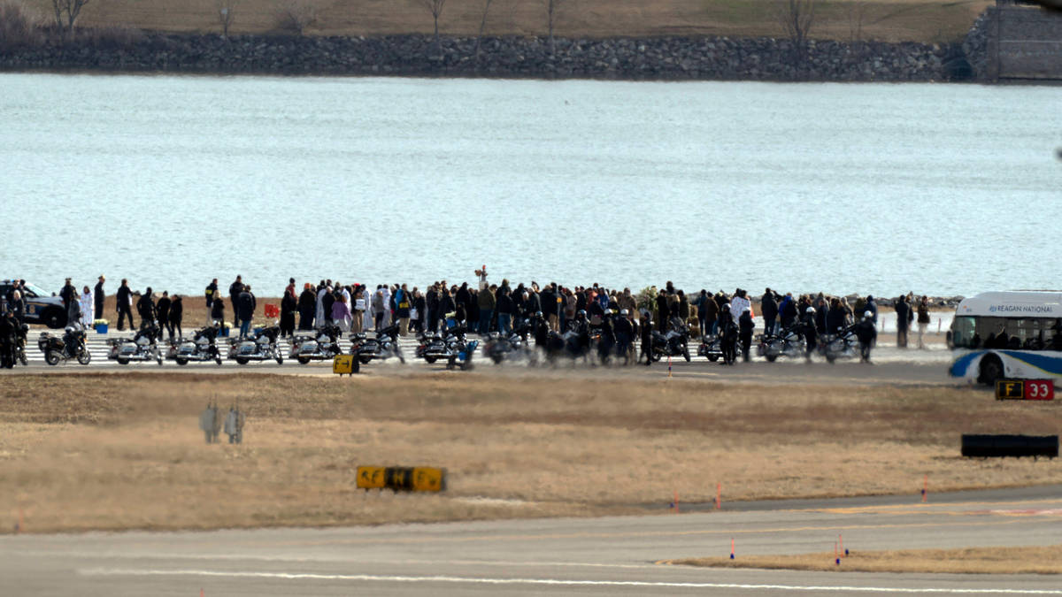 Families of DC plane crash victims visit site as 55 bodies recovered ...