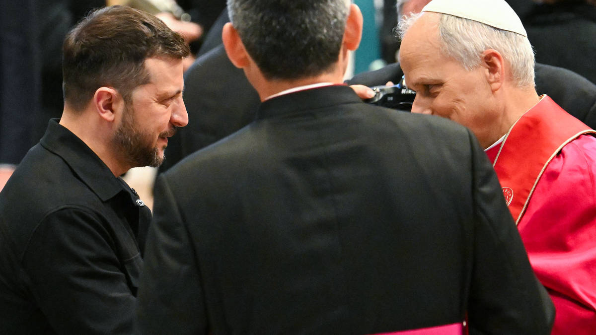 Pope Leo XIV meets privately with Zelenskyy after being officially ...