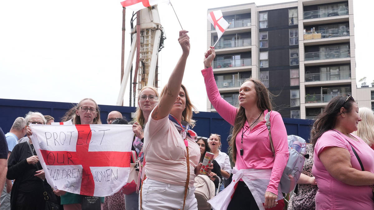 Man arrested after mums protest outside Canary Wharf asylum hotel | LBC