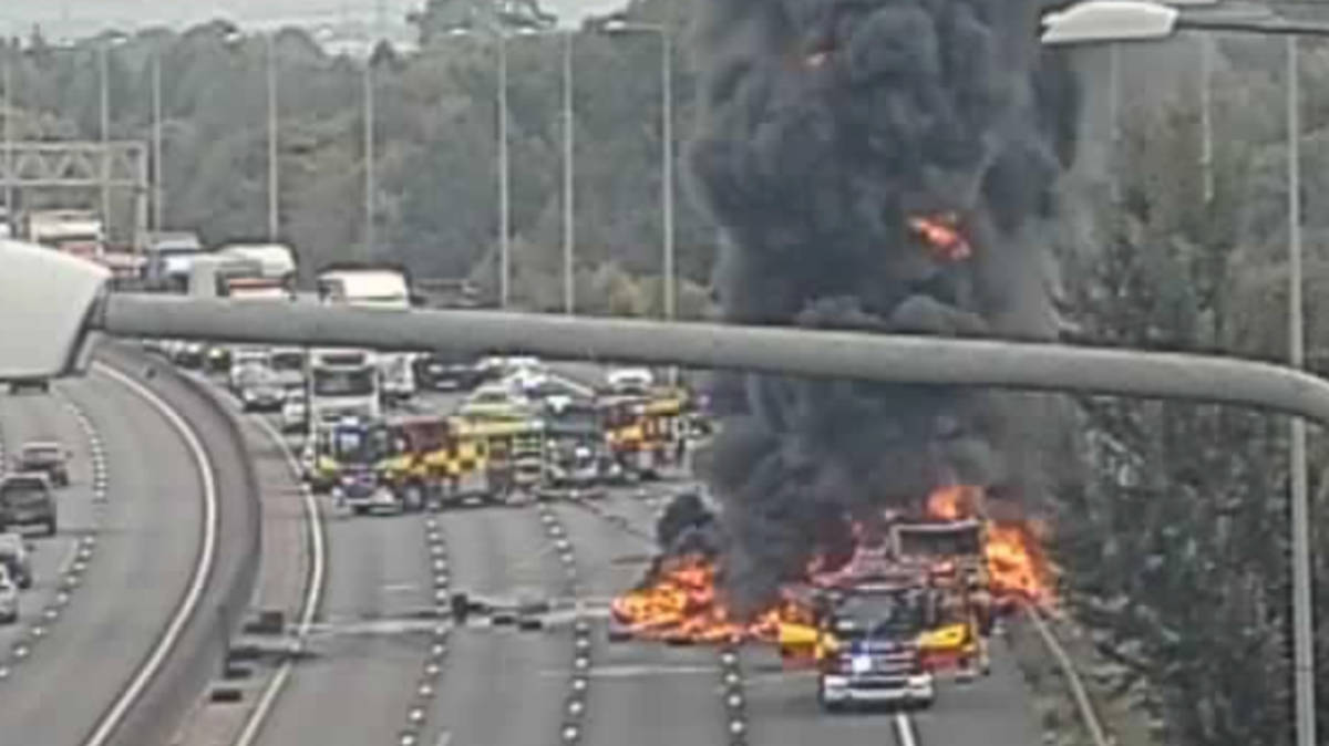 Travel chaos as M25 closed after lorry bursts into flames on ...