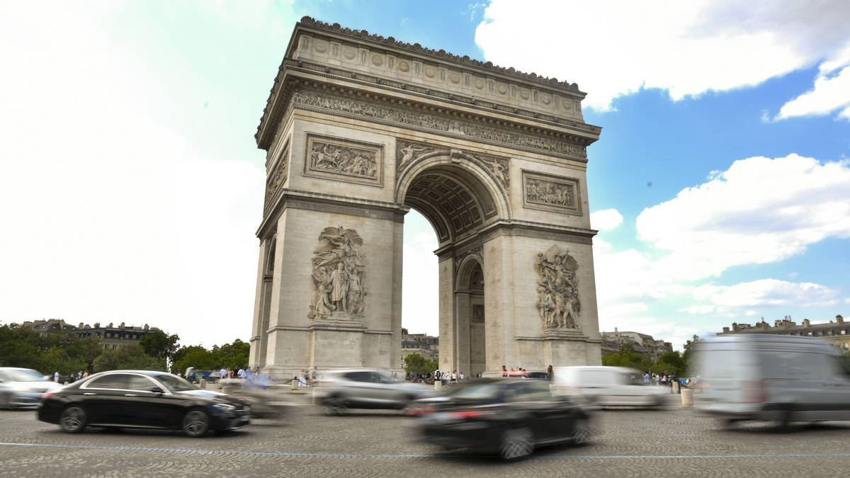 Drivers warned to stay off the roads during ‘hottest hours of the day’ as scorching temperatures hit France