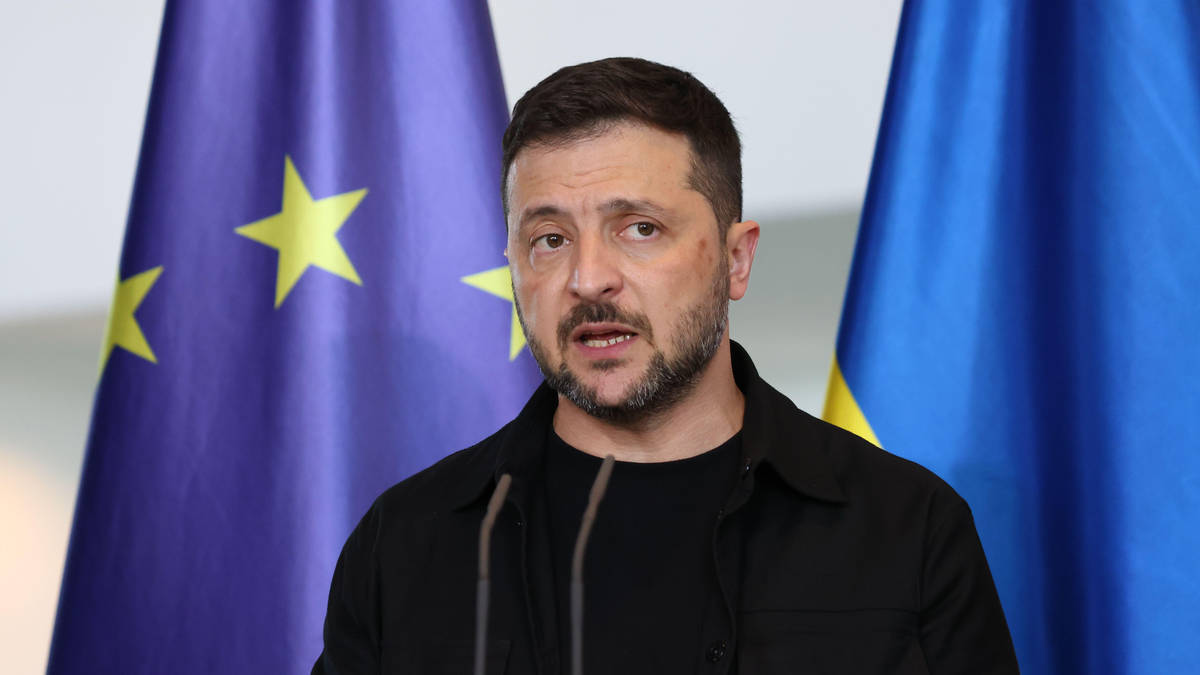 Zelenskyy responds to Russian strikes on same day as Trump-Putin Alaska meeting