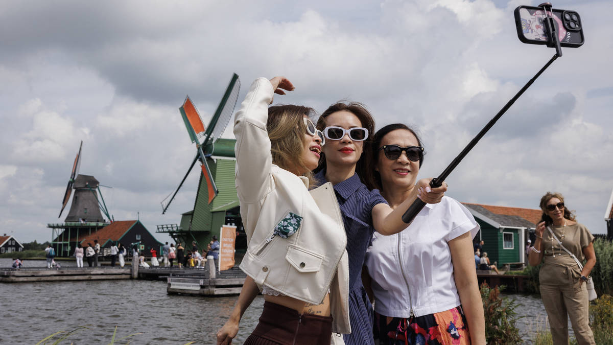 Historic Dutch Village Zaanse Schans Introduces €17.50 Tourist Fee to Combat Overtourism