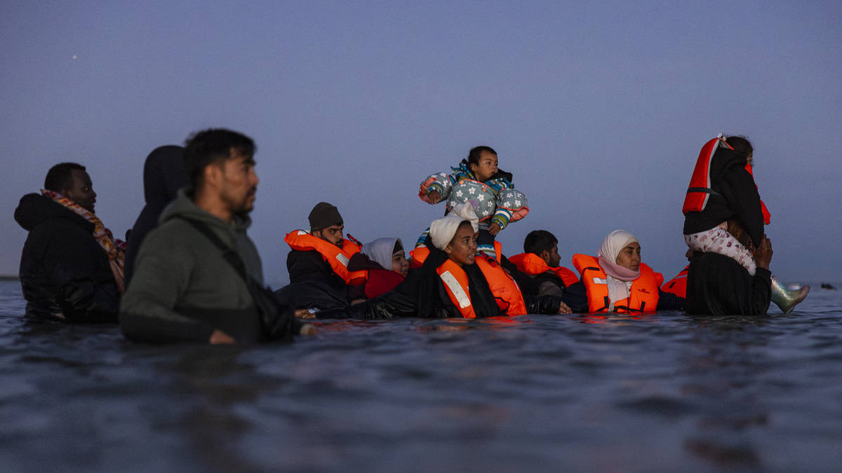 UK sends 75 migrants to France and takes in 51 under 'one in, one out ...
