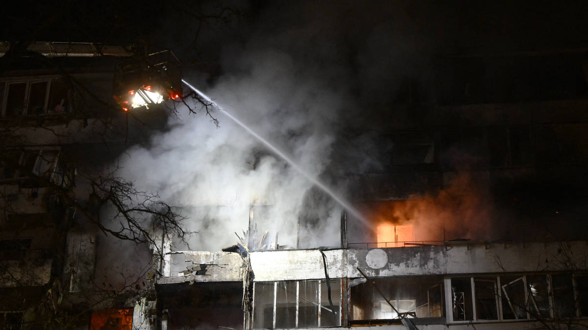 At least six dead in Russian strikes on Ukraine as Zelenskyy and Trump gear up for crunch talks