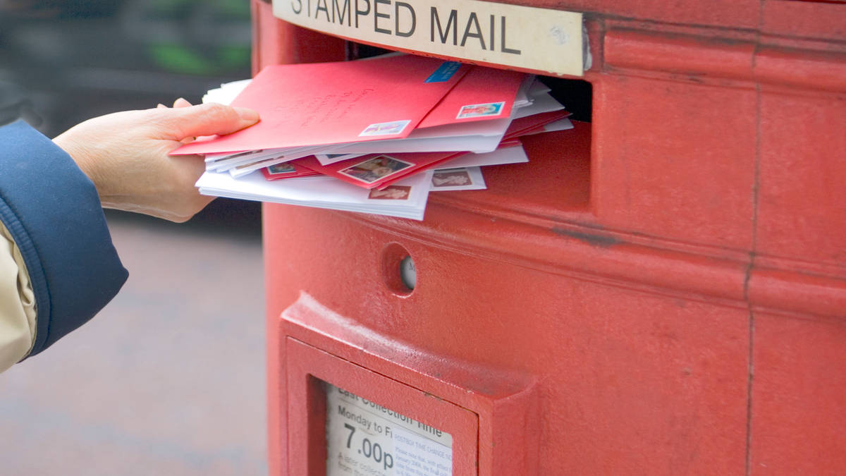 Post Office releases final dates for sending Christmas cards and gifts ...