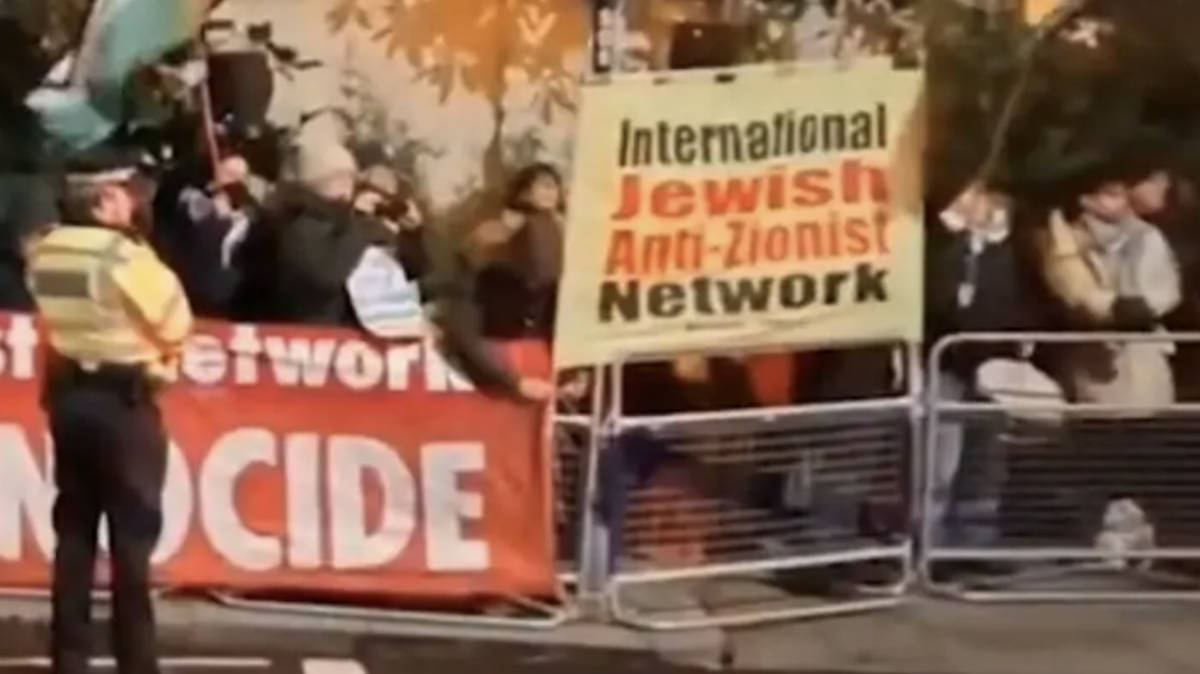 Police accused of ‘standing by’ as protesters targeted Israeli restaurant in Notting Hill