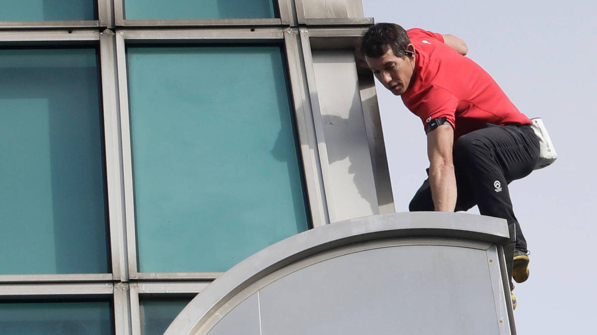 Climber scales Taiwan skyscraper without ropes or harness during Netflix live stream