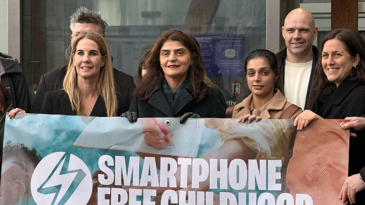 Why Parents Are Urging a Ban on Phones in Scottish School...