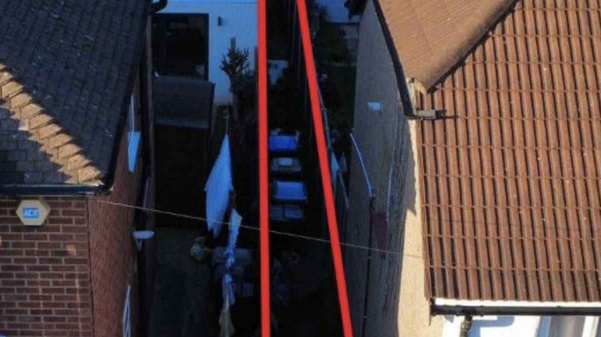 Enfield alleyway listed on Rightmove for £1.5k