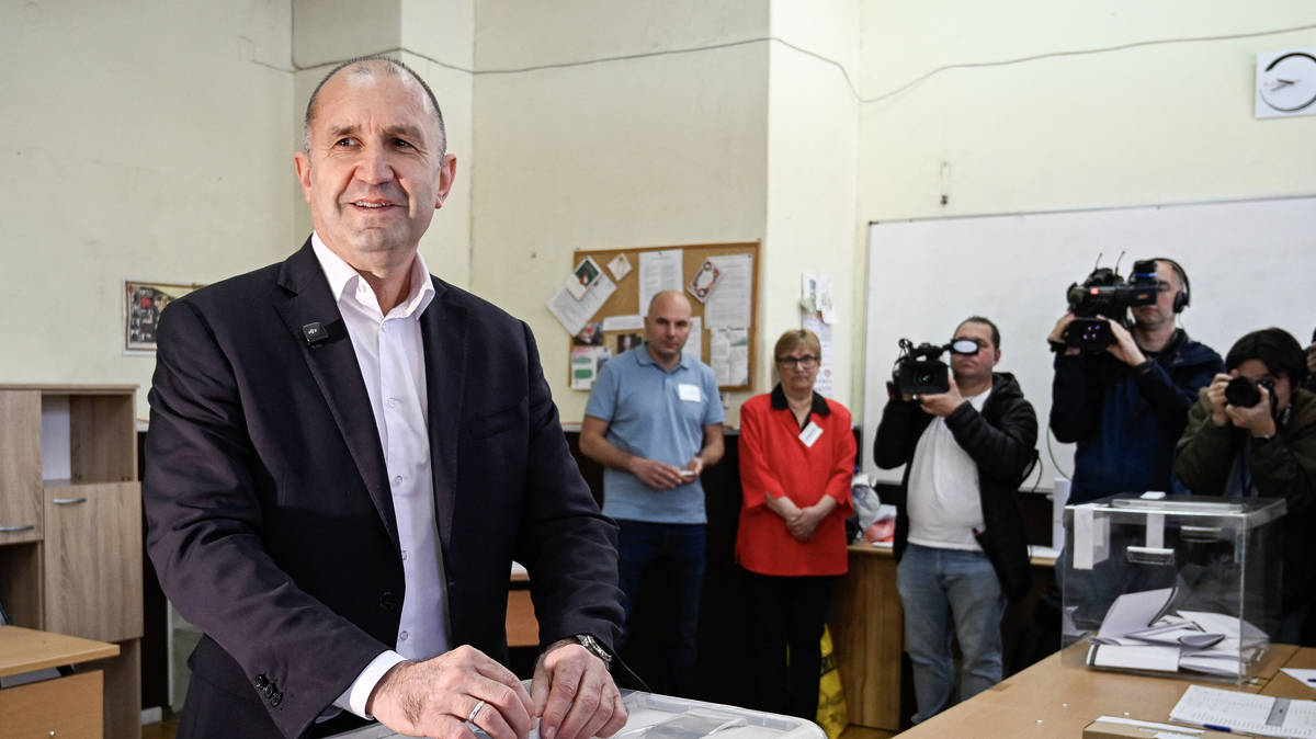 Pro-Russian former president leads polls in Bulgarian elections