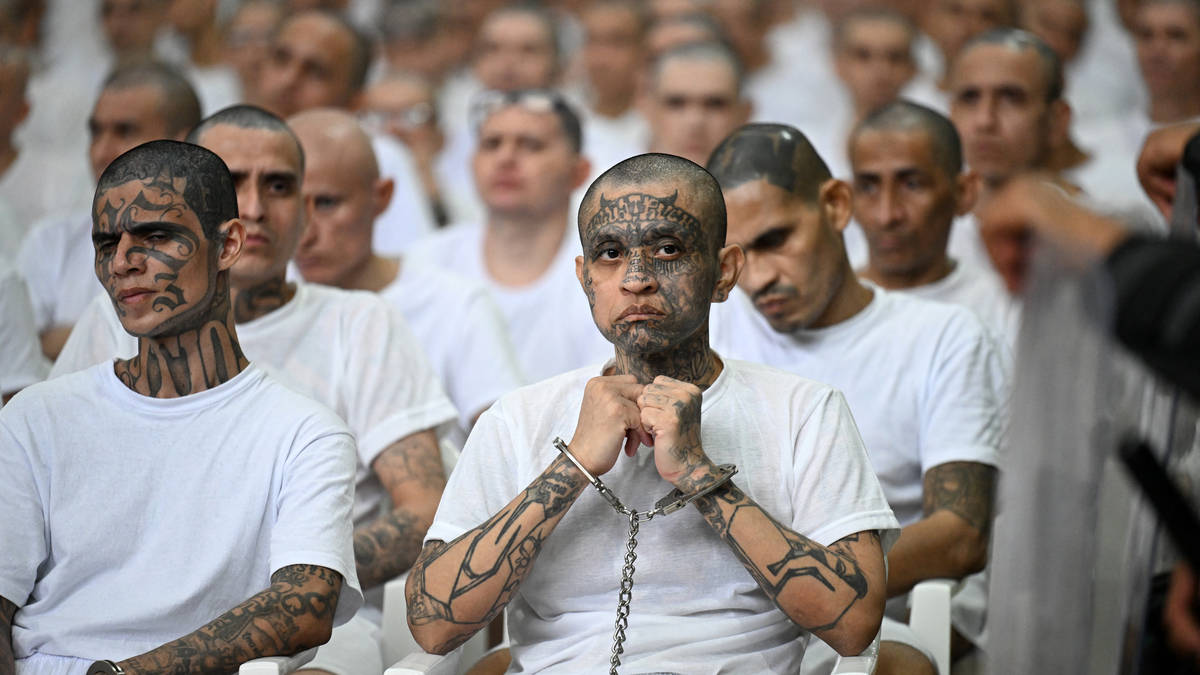 The Week in Pictures: 486 alleged gang members go on trial in El Salvador, and one toddler has a tantrum in the Oval Office