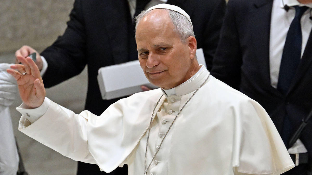 Pope Leo makes another swipe at Trump just hours after the US president's firing squad announcement