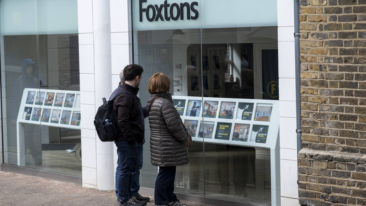 Almost half of UK homes failing to sell as sellers warned to cut asking prices