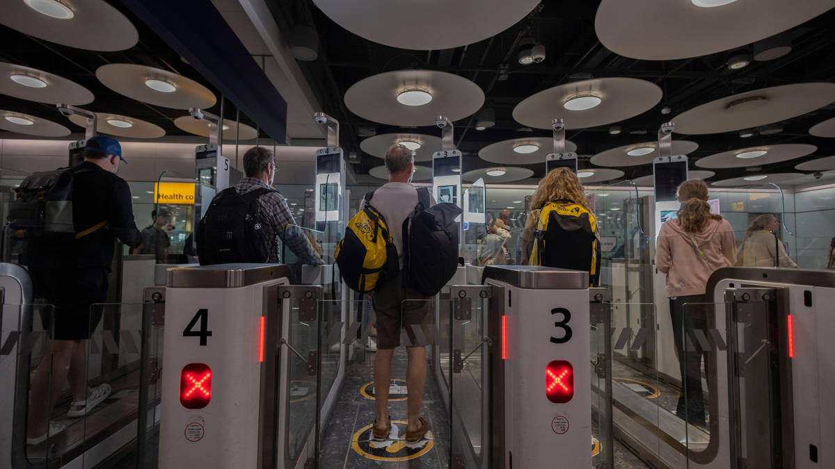 UK net migration hits lowest level since 2021 - as number of asylum seekers housed in hotels falls 35 percent