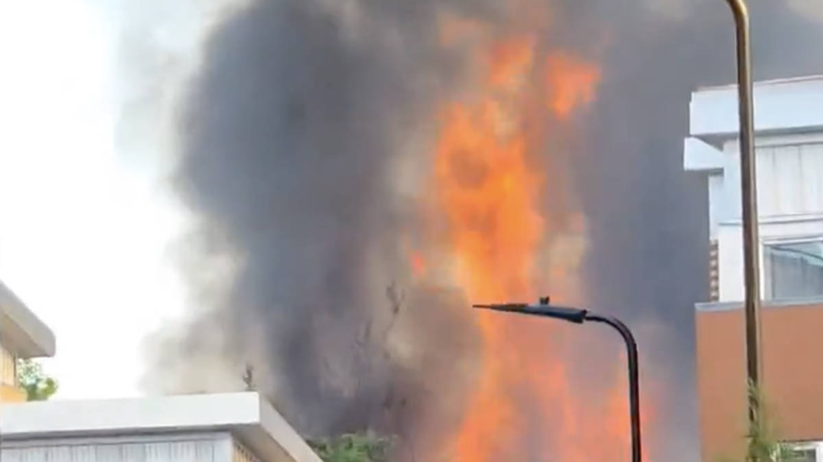 Hackney fire causes severe Tube delays as 60 firefighters tackle blaze ...