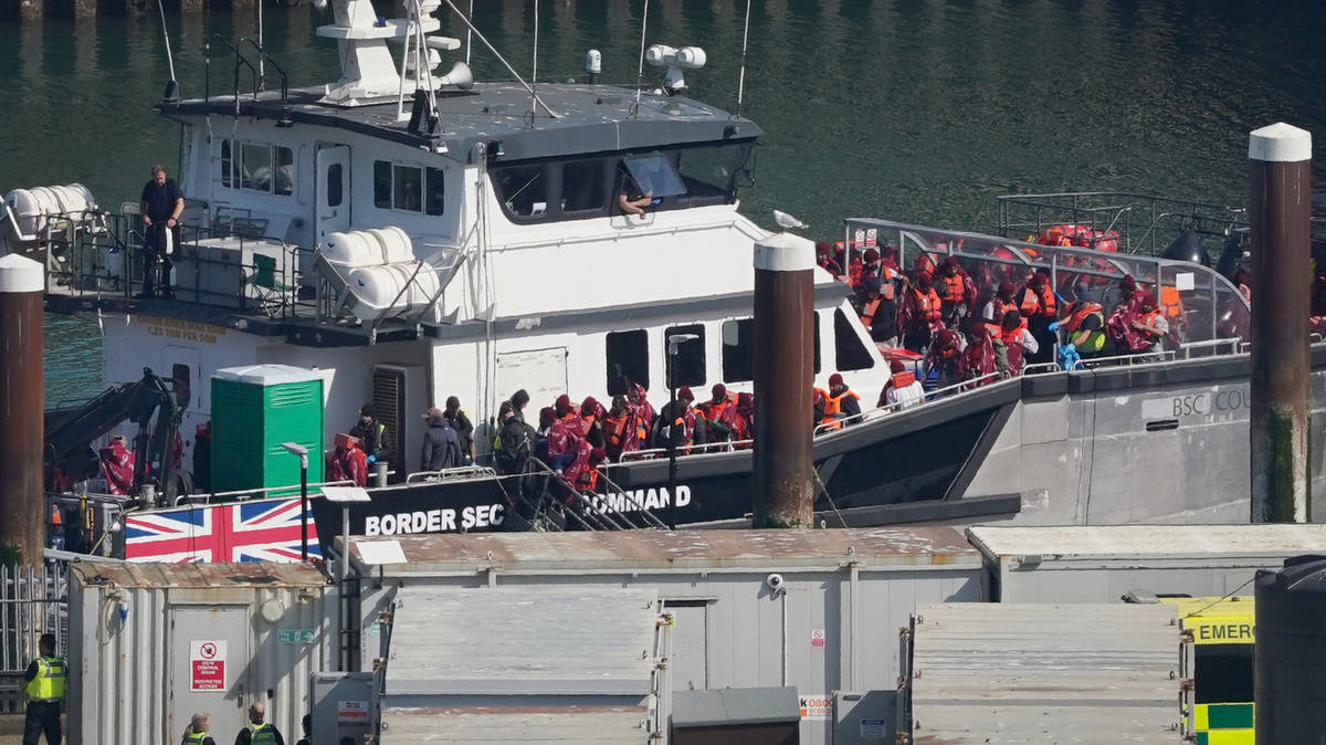 More than 1,000 migrants cross Channel amid record-breaking May weather