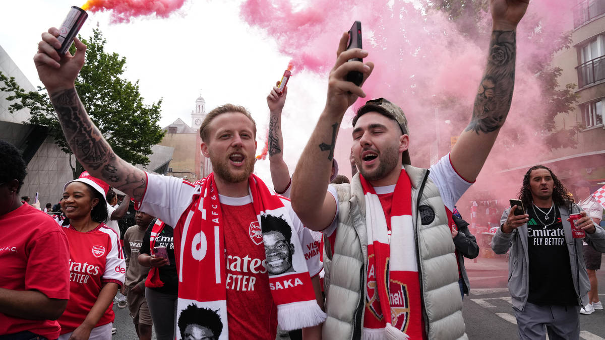 Thousands of Arsenal fans line streets of north London for victory ...