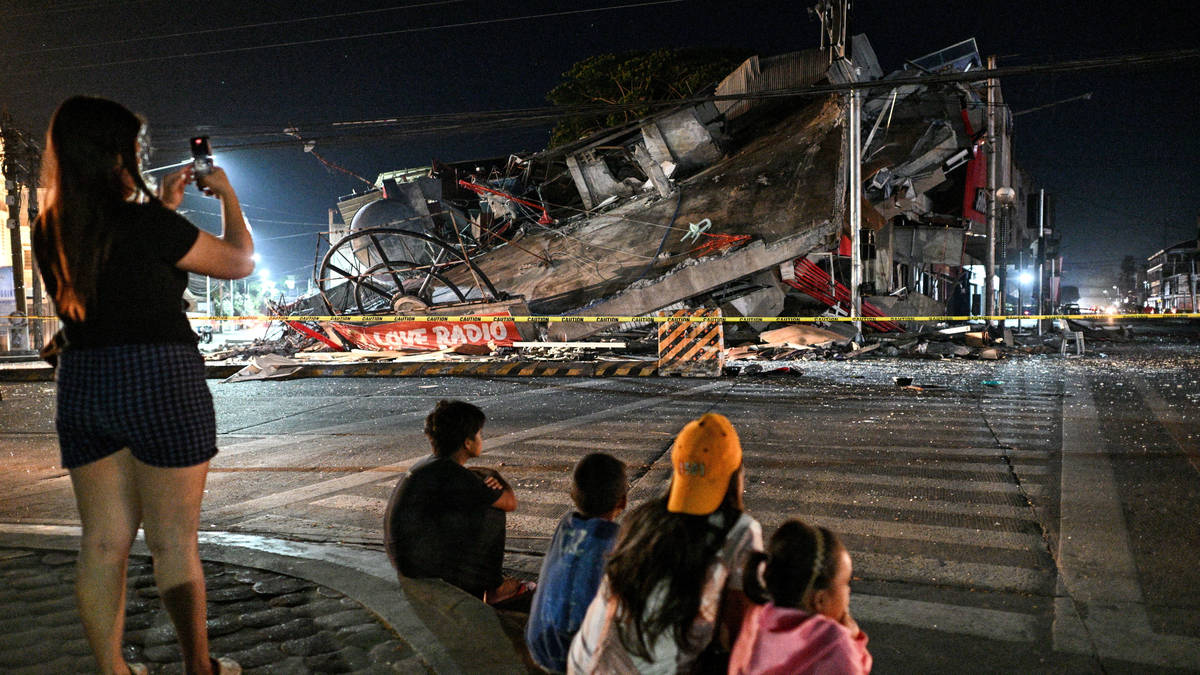 Tsunami warning issued in Philippines after 7.8 magnitude earthquake leaves at least 8 dead