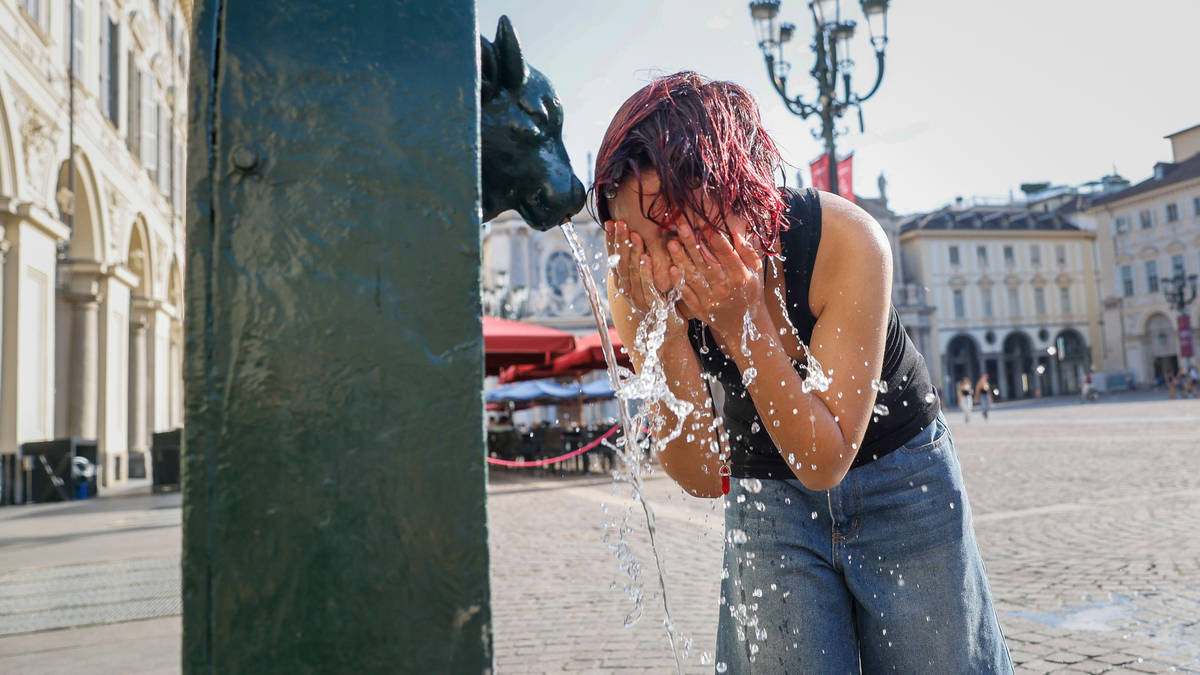 Heat builds across UK and Europe with temperatures to soar above 40C