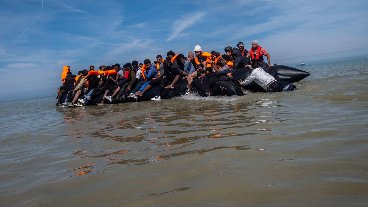 More migrants arrive in UK than leave in first 11 months of Starmer's 'one in one out' deal
