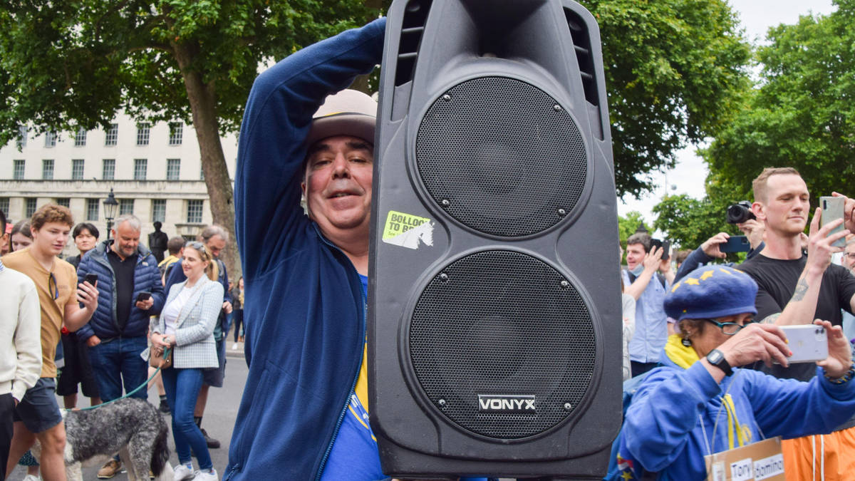 Police ban amplifiers outside No 10 to stop protesters ahead of Burnham being confirmed as PM