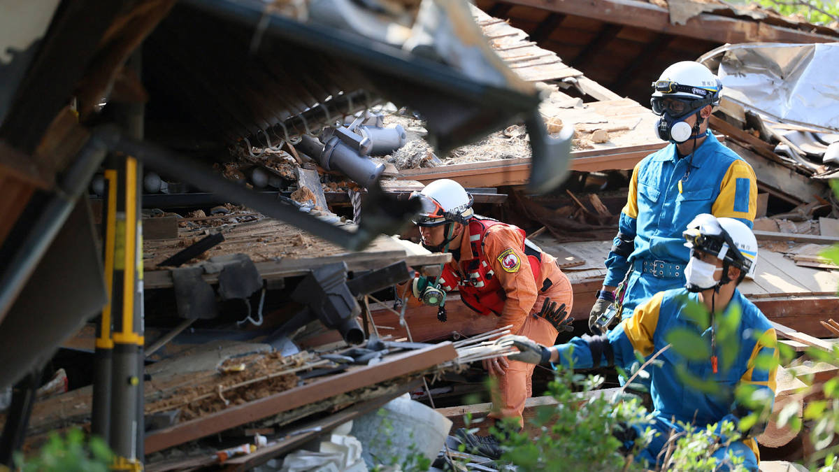Japan Rescuers Battle Extreme Heat Following Kumamoto Earthquake