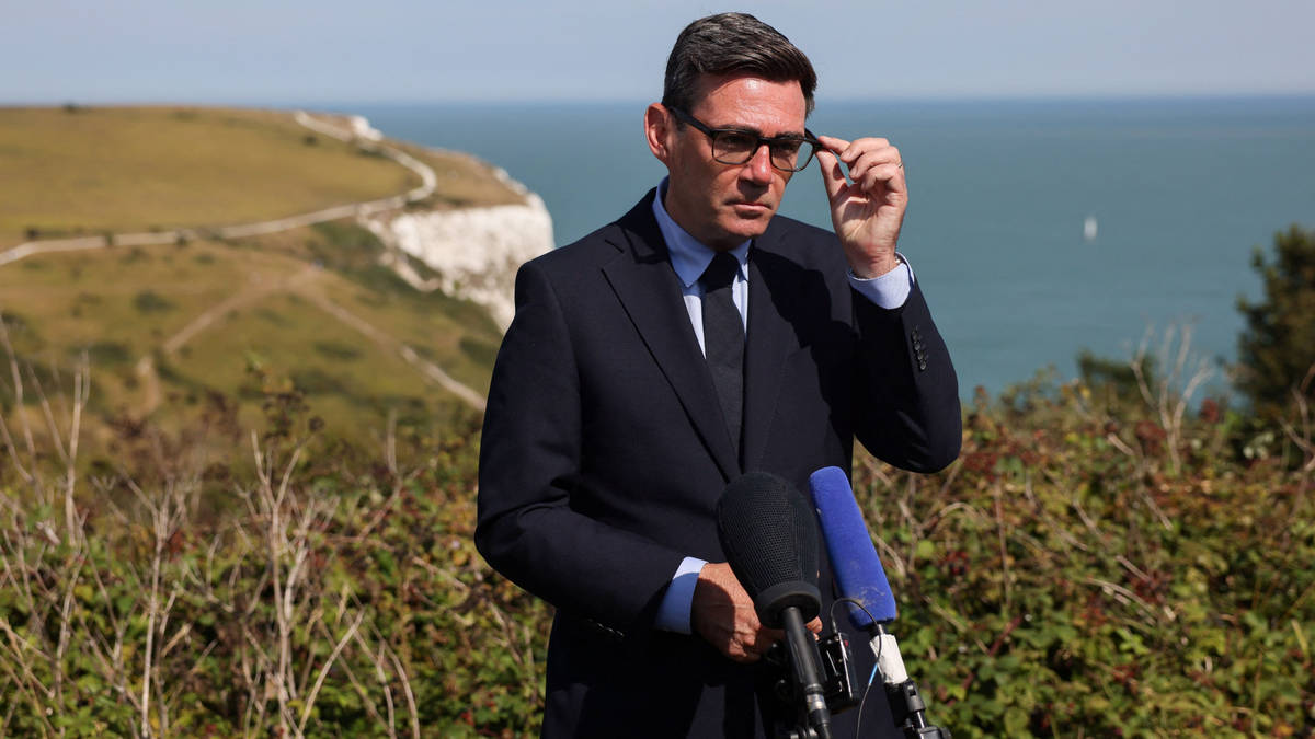 Andy Burnham Renforce la Lutte Contre les Traversées de Petites Embarcations