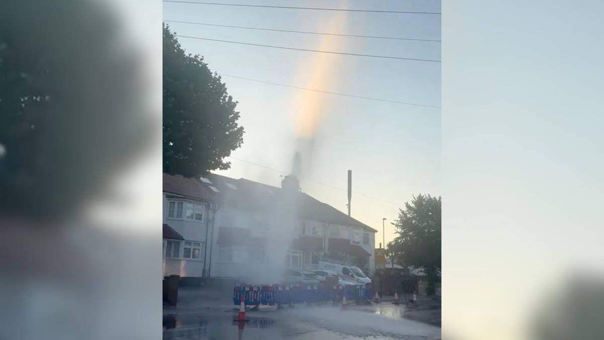 Hosepipe ban? Anger of residents as water shoots from burst pipe in South London 'for almost two days' - lbc.co.uk