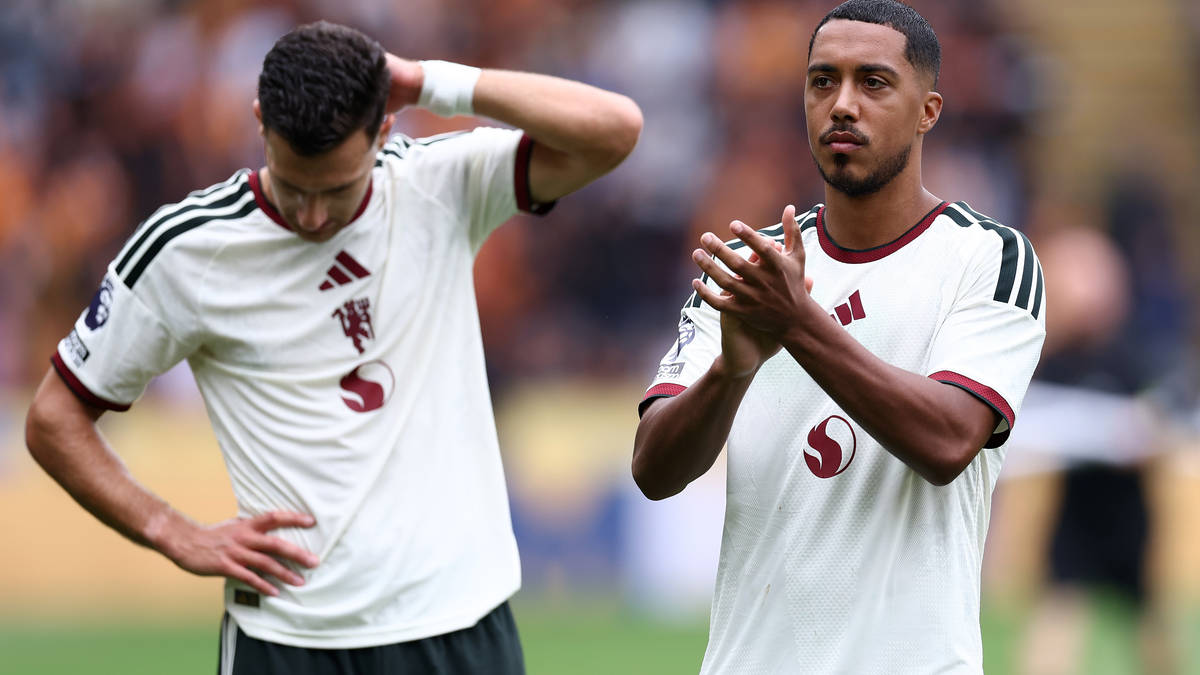 Manchester United make disastrous start to Premier League season with defeat to newly-promoted Hull