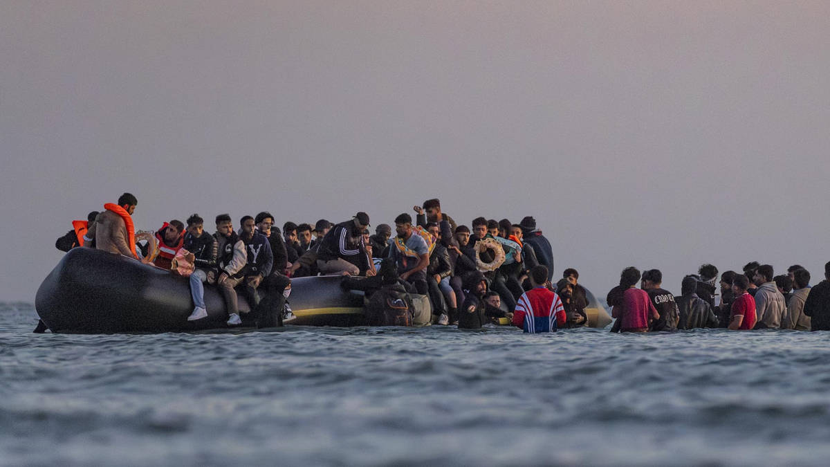 Manche : 140 Migrants Secourus à Bord d’un Unique Canot Pneumatique