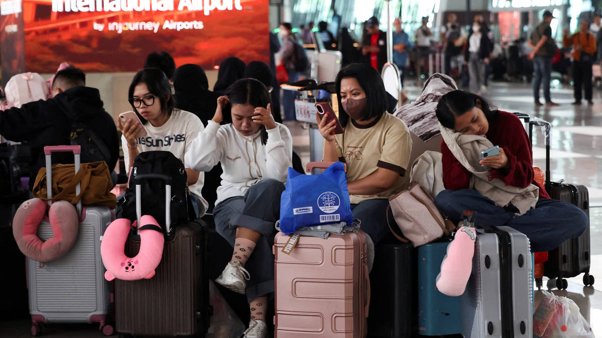 Eight airports shut and 170,000 stranded after Indonesian volcano erupts