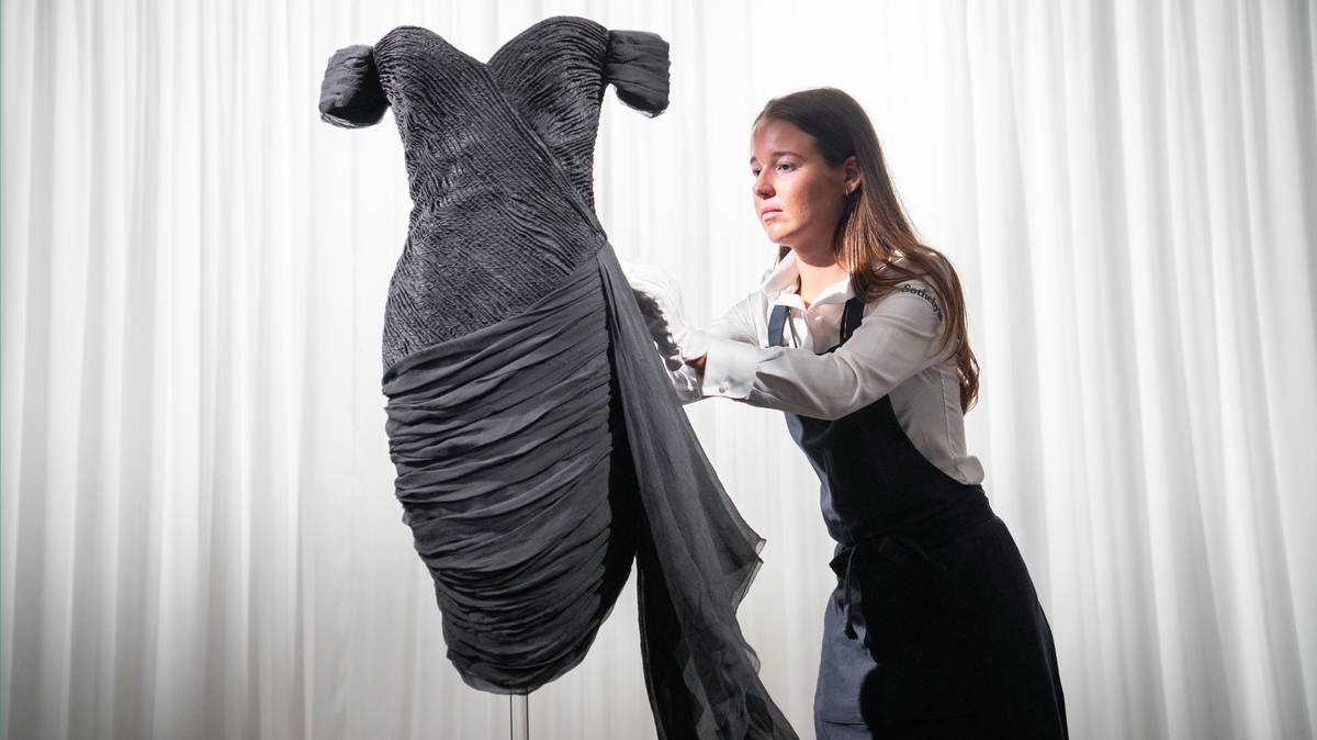 The Week in Pictures: Diana's iconic revenge dress goes up for sale, and Russia goes to the polls