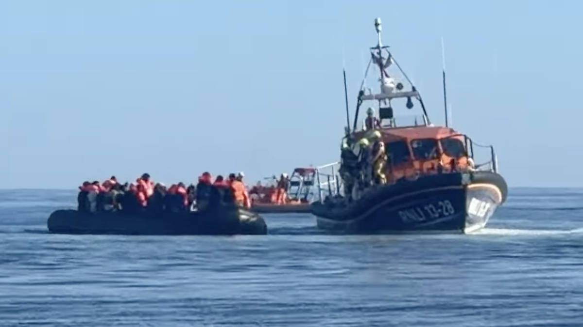 Migranten nach mehr als 30 Stunden auf See nach Dover gebracht