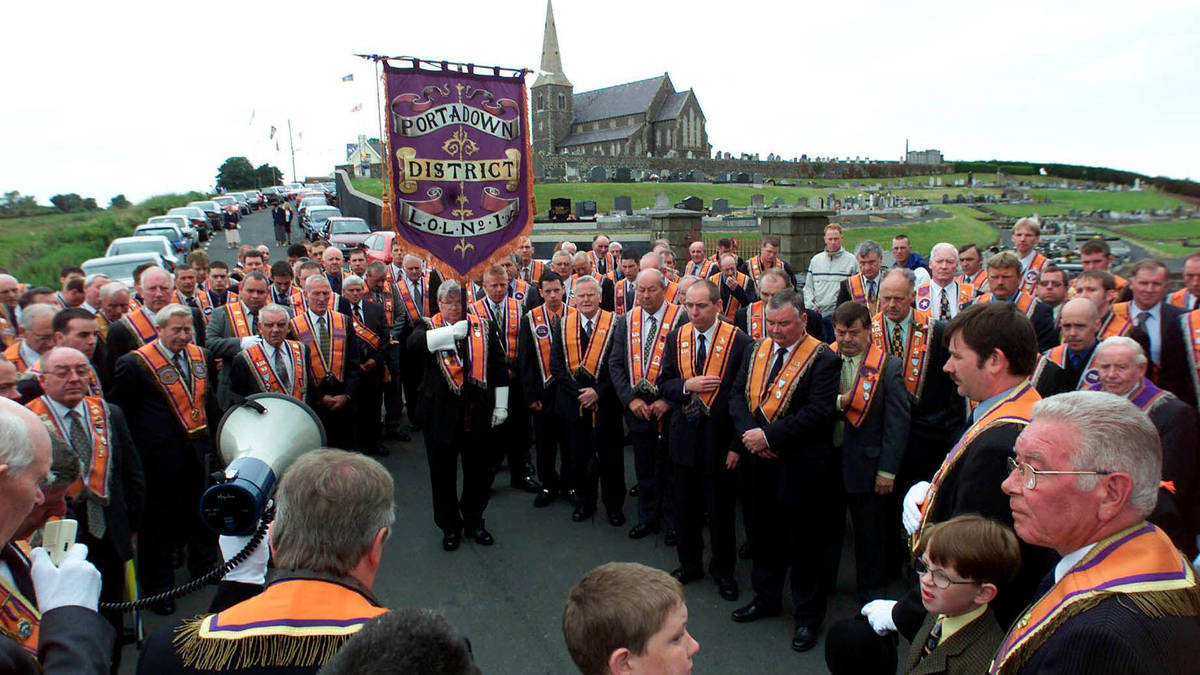 Parades Commission Autorise le Défilé de l'Orange Order à Portadown