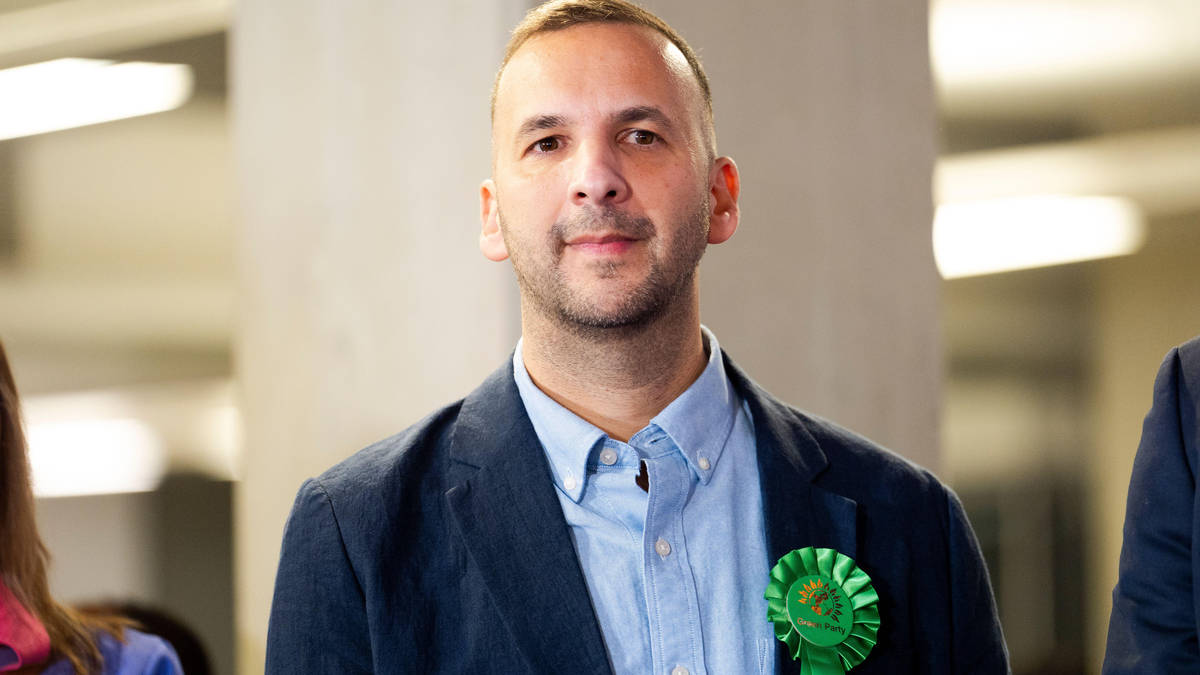 緑の党のザック・ポランスキー氏、補選敗北と党内対立の中で党首留任を表明