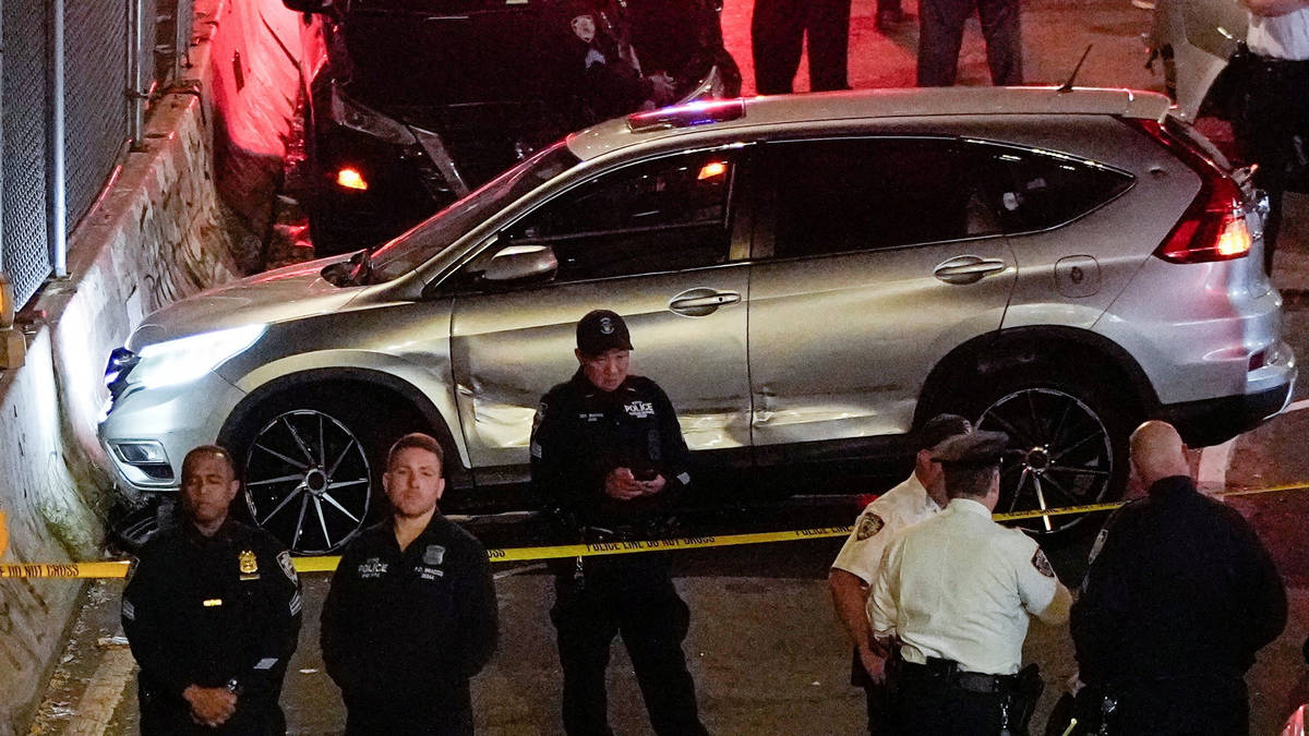 米移民当局、車内での男銃撃で捜査官を擁護 子どもの存在は知らなかった