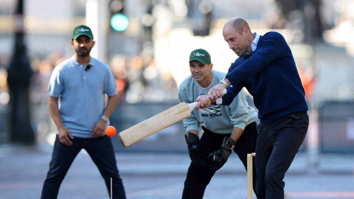 Prince William turns The Mall into makeshift cricket pitch | LBC