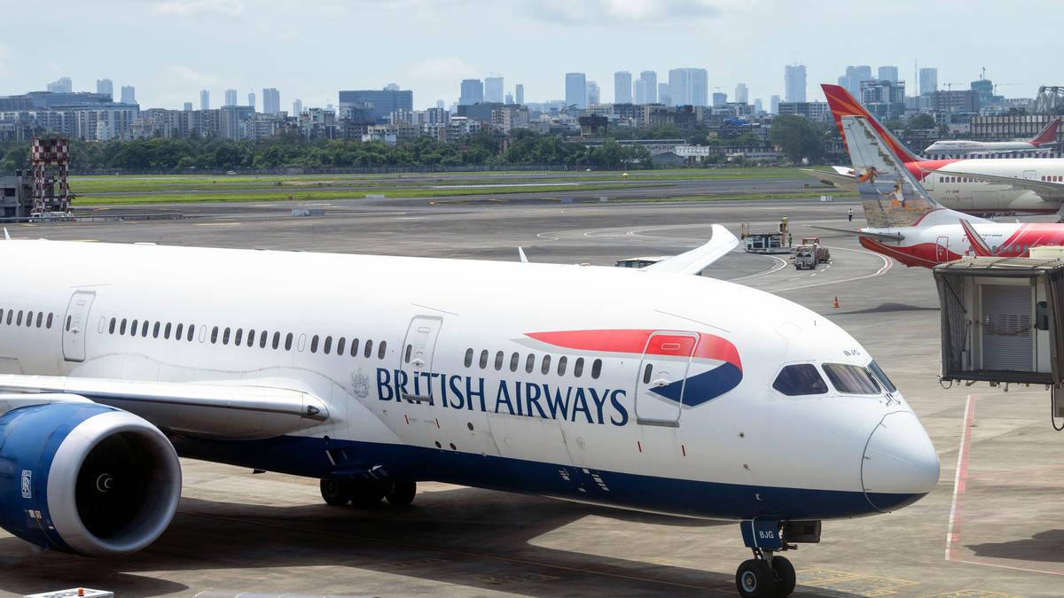 British Airways flight forced back to Gatwick after 'cracked window ...