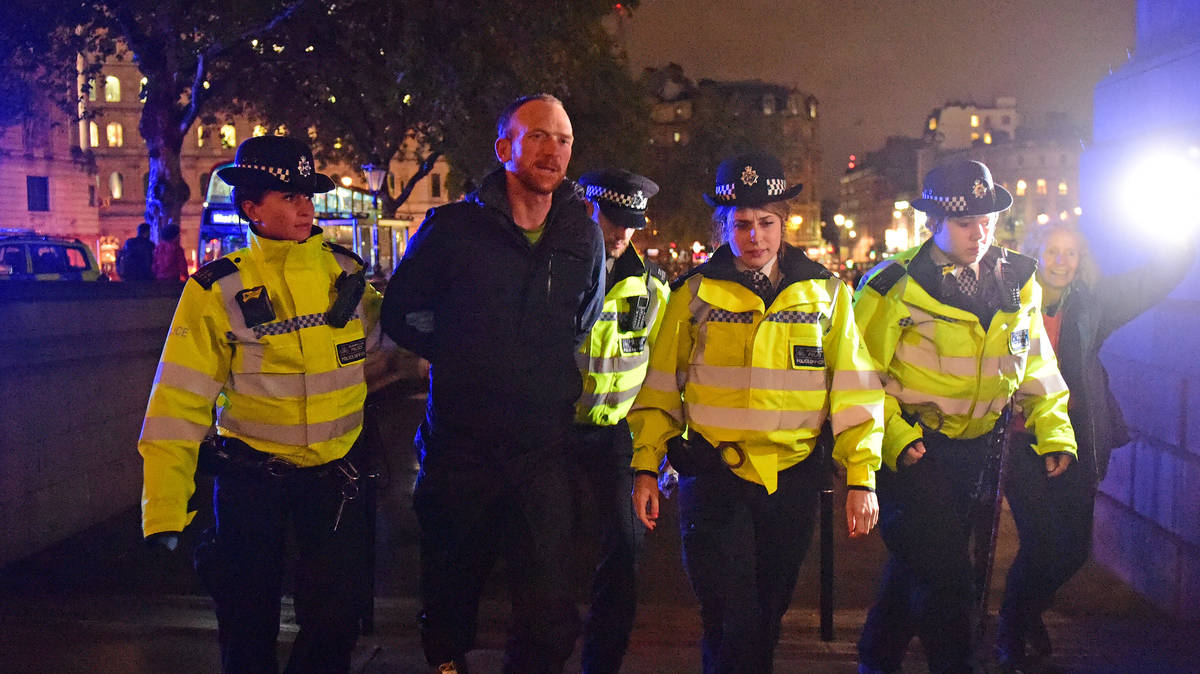 Extinction Rebellion: Protesters defy police ban as arrests now over ...