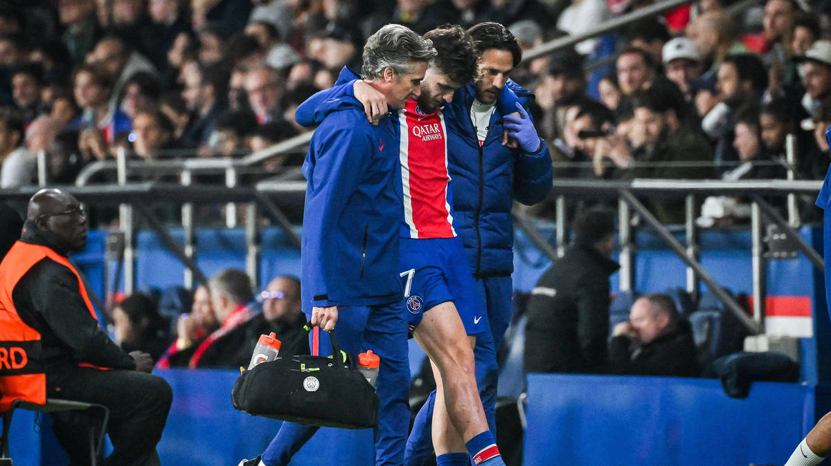 PSG dealt huge blow as club confirms star man Khvicha Kvaratskhelia ruptured ACL in Barcelona win | LBC