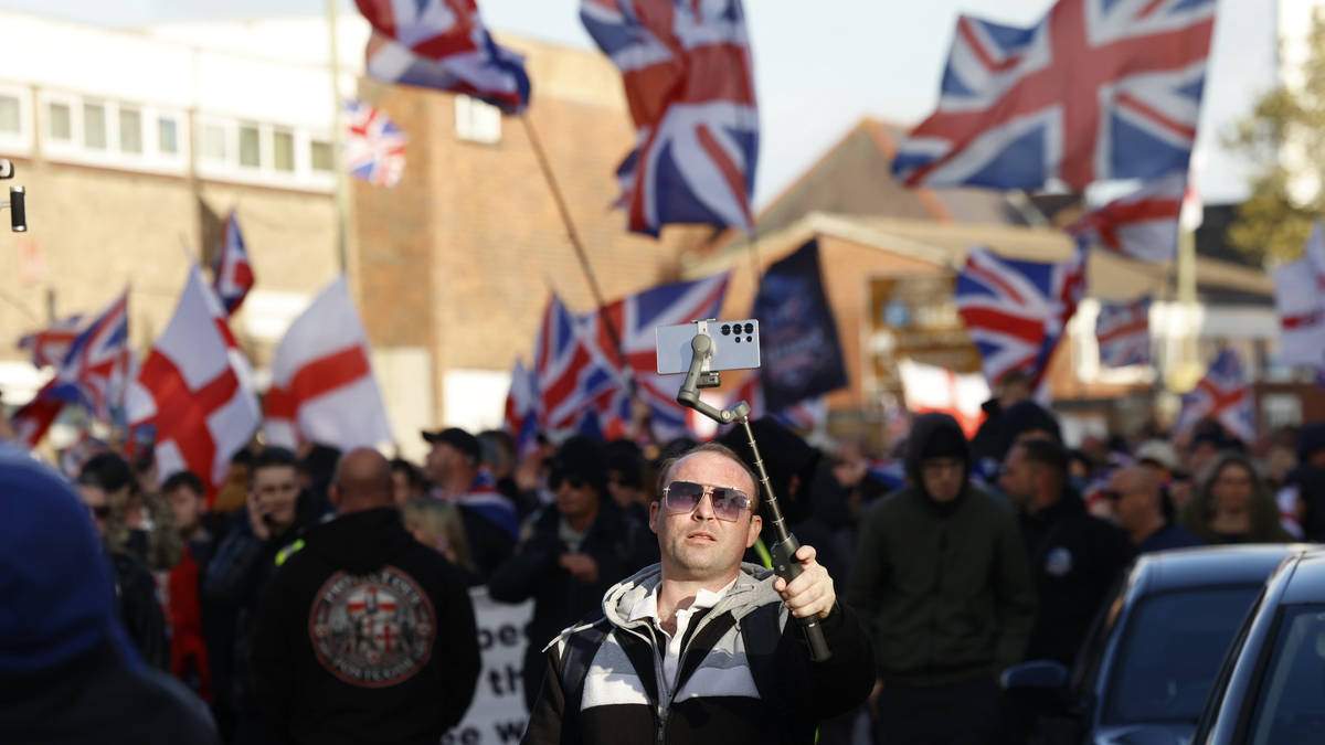 Anti-migrant protestors march through Gosport again