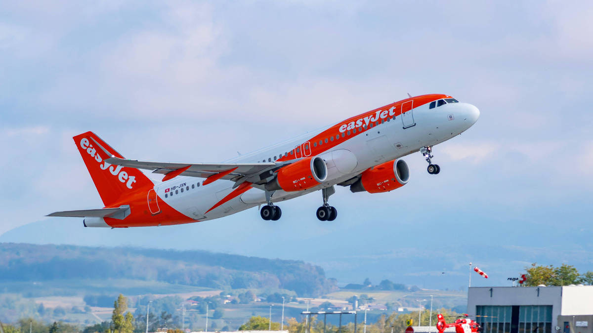 EasyJet strikes deal with Elon Musk to offer passengers free in-flight ...